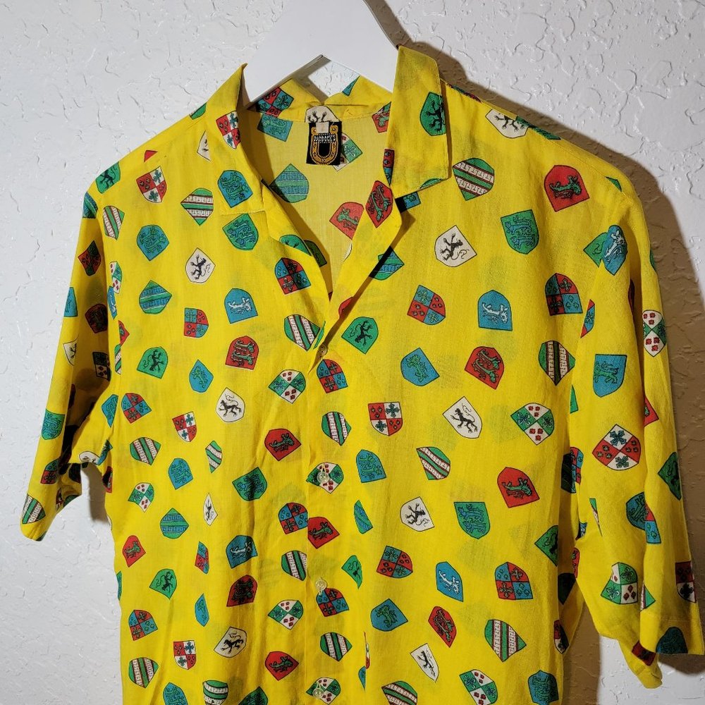 Vintage ladies Novelty Medieval Shield Bold Yellow Short Sleeve Button Down Sz 2